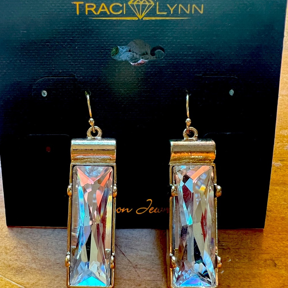 🌻 Traci Lynn gold tone earrings with rectangle clear gemstones.